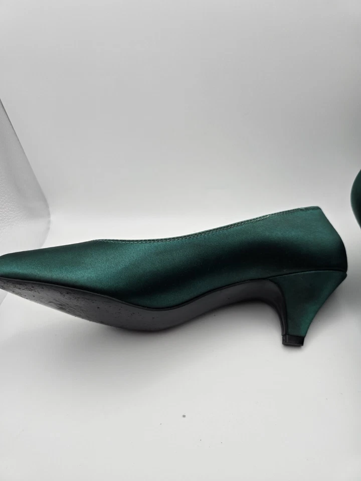 Peacocks Satin Green Dyed Kitten Heel Wedding Pumps/shoes. Ladies Sz 9.5B - Image 4 of 4