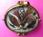 ANTIQUE C-1845 MOURNING BROOCH  2 COLOUR HAIR  CURL/SPRAY PICTURE,GILT  METAL