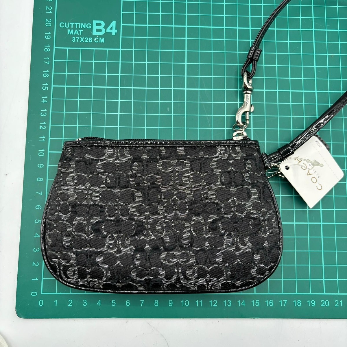 ポーチ COACH Signature Lurex Small Wristlet F43363 New Coach Signature Lurex Silver/Gold Pleated Canvas Small