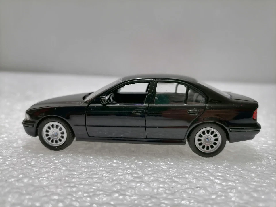 BMW Serie 5 1983 - Modelo vintage diecast escala 1:43 caja como nueva Foto 4 de 4