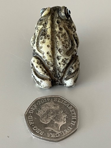 FROG WITH BLUE EYES MINIATURE FIGURE - Picture 3 of 4