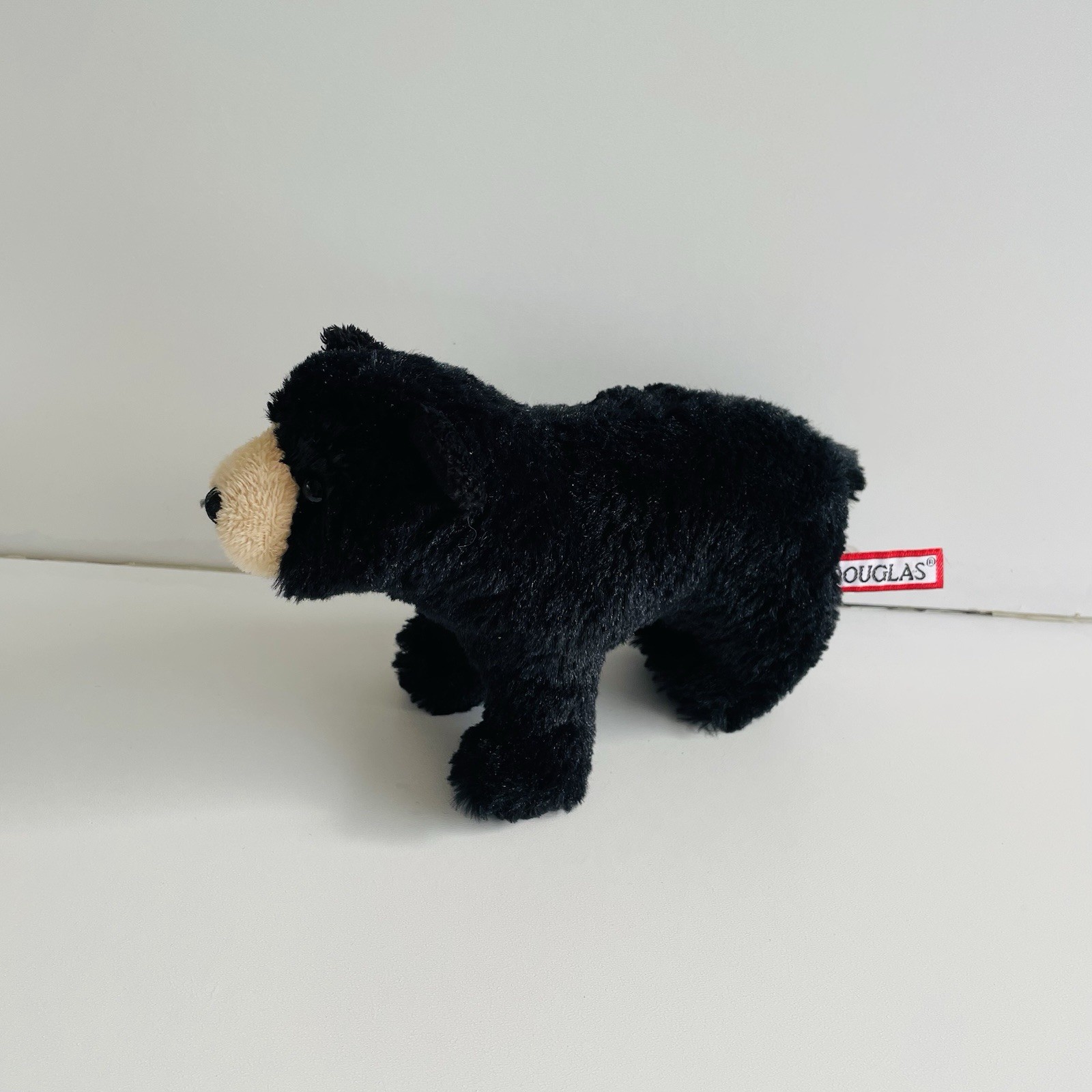 Peluche ours noir Douglas de 20 cm : doudou de collection rare