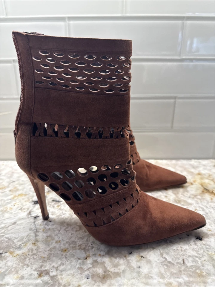 Hermosas botas al tobillo de gamuza corte láser Manolo Blahnik para mujer talla 39,5 Foto 2 de 4