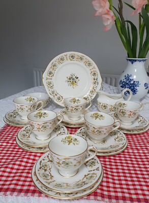 Royal Crown Derby ''Grosvenor'' Muster Teetassen & Untertassen 