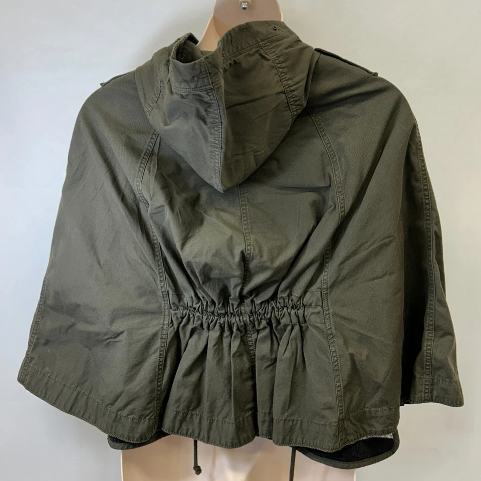 Poncho utilitário GAP com capuz tamanho XS/S verde oliva bolsos de algodão forro removível - Imagem 2 de 4