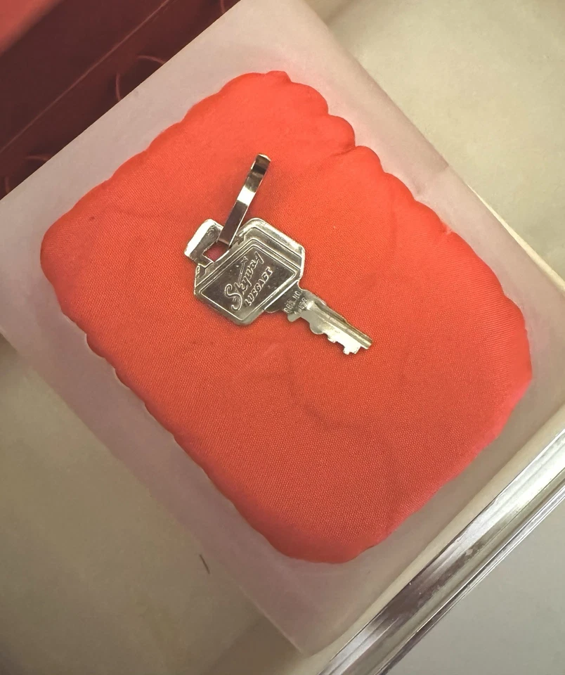 Vintage Skyway Luggage Red Vanity Travel Cosmetic Case W/ Key.  MCM Excellent - Image 4 of 4