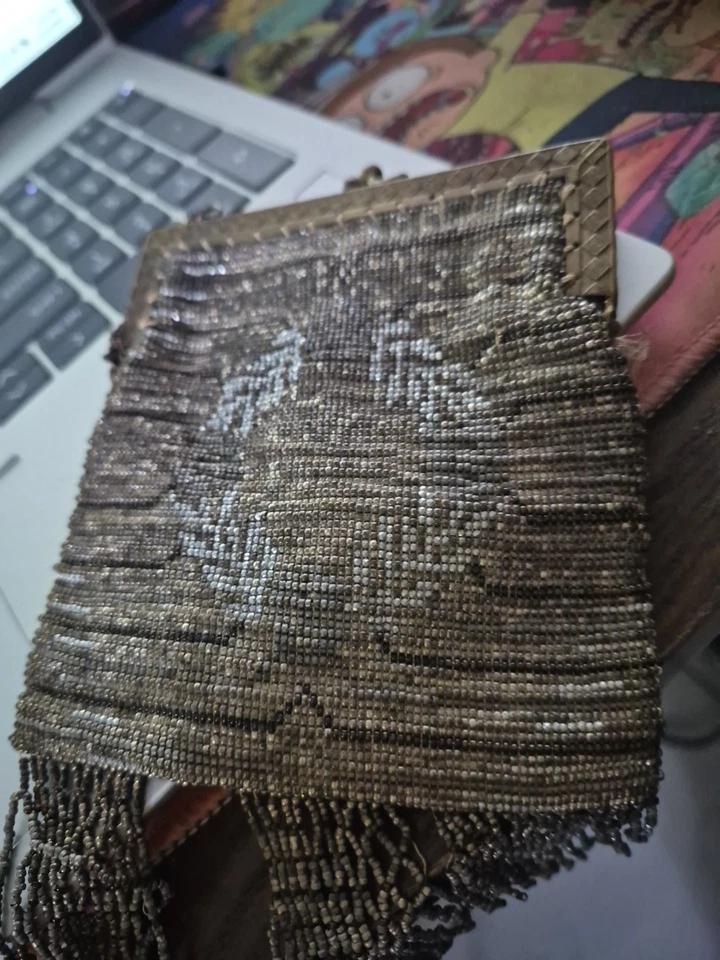 Cartera con cuentas de la década de 1920 con cadena de cierre de metal y bisagras sin marca necesita reparación Foto 4 de 4