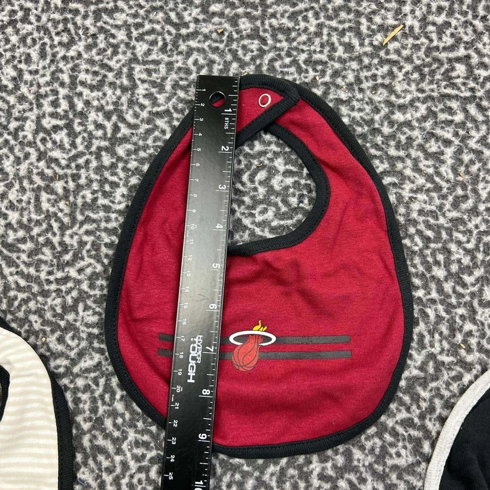 Lote de 3 babadores Miami Heat bebê vermelho branco preto NBA - Imagem 3 de 4