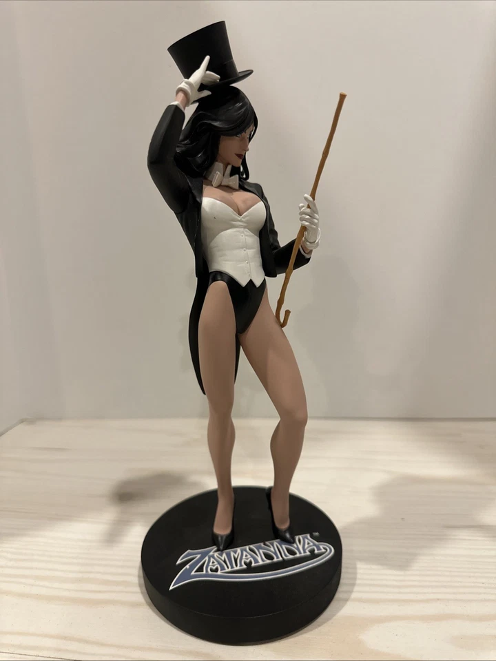 DC Direct Cover Girls Zatanna 10" Porcelin Statue 3043 de 5000 por Adam Hughes Foto 2 de 4