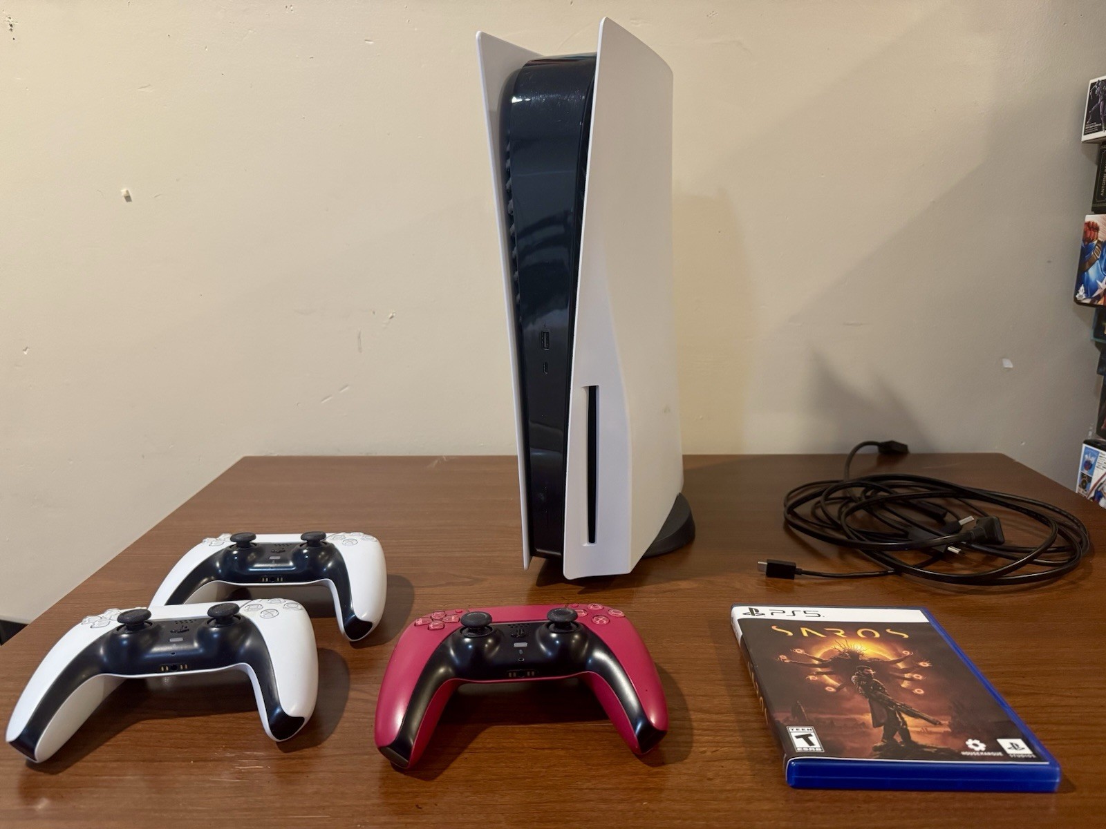 Sony PlayStation 5 Disco PS5, 3 Controller, 1 Gioco SAROS, Cavi, SSD da 825 GB foto 4