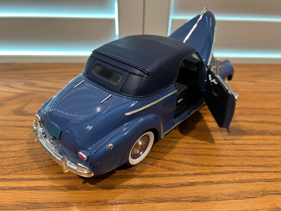 Chevrolet Deluxe 1941 - escala 1/18 fundido a presión por Universal Hobbles - color azul Foto 4 de 4