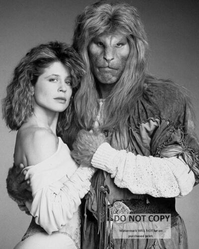 LINDA HAMILTON & RON PERLMAN IN "BEAUTY AND THE BEAST" - 8X10 PHOTO (AB997) - Picture 1 of 1