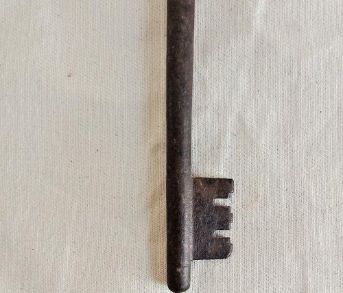large Antique Vintage Rusty Iron Old Single Key Heavy Piece - Indian Collectible - Picture 7 of 10