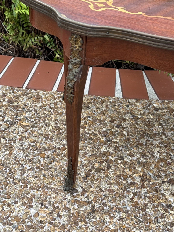 Антикварный журнальный столик в стиле Людовика XV из инкрустированного дерева Ormolu Marquetry сделано в Испании - Изображение 3 из 4