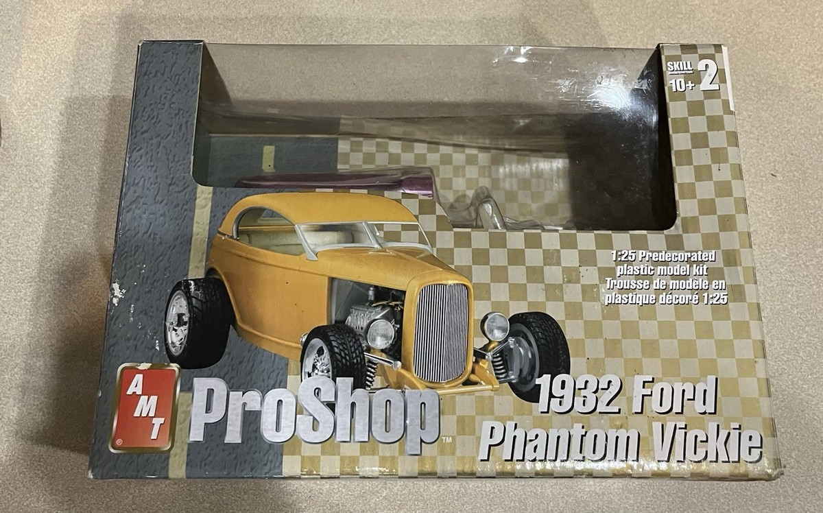 🏁 AMT Custom Shop '32 Ford Phantom Vickie Painted Model Kit 1/25