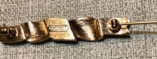 Vintage MONET Gold Tone Rhinestone Bow Bar Pin Brooch - Picture 3 of 3