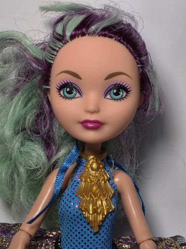 Muñeca de playa Ever After High Madeline Hatter Mirror con zapatos y collar (TR1) - Imagen 2 de 8