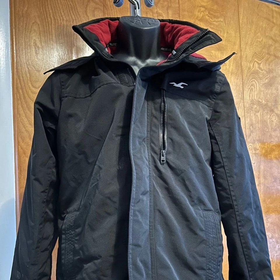 Chaqueta Hollister California All Weather Collection Cremallera Completa Negra con Rojo Talla S Foto 2 de 4