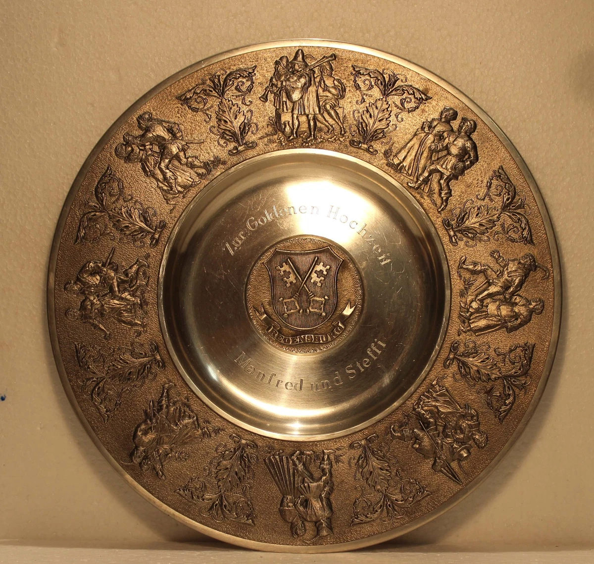Alter Wandteller aus 660gr. Zinn mit Gravur 23 cm Durchmesser  mit Personenmotiv