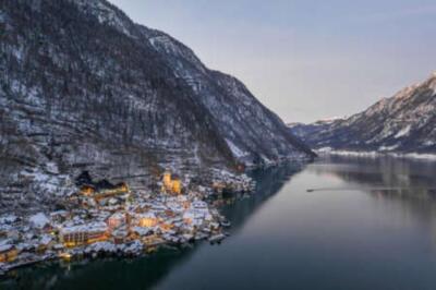 Wandbild: Luftdrohne Shot of Ferry Boat am Hallstatt Lake zum Snowy [...]