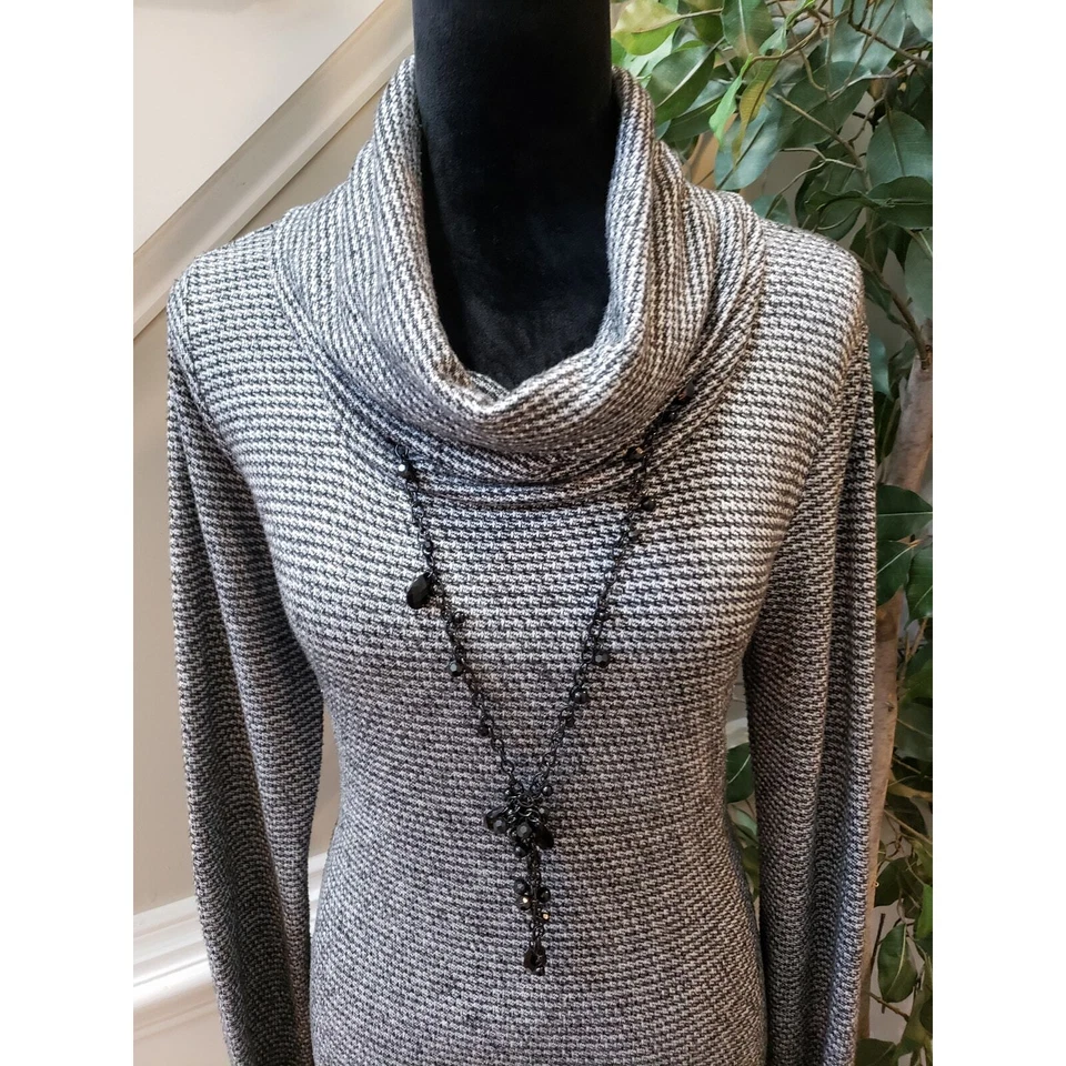 Vestido Suéter AGB Para Mujer Mediano Negro Gris Tejido a Cuadros Manga Larga Capucha Cuello Foto 3 de 4