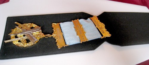 RARE ANTIQUE GOLD TONE MASONIC CHESTER NO 236 MEDAL PIN BLUE RIBBON - Picture 3 of 6