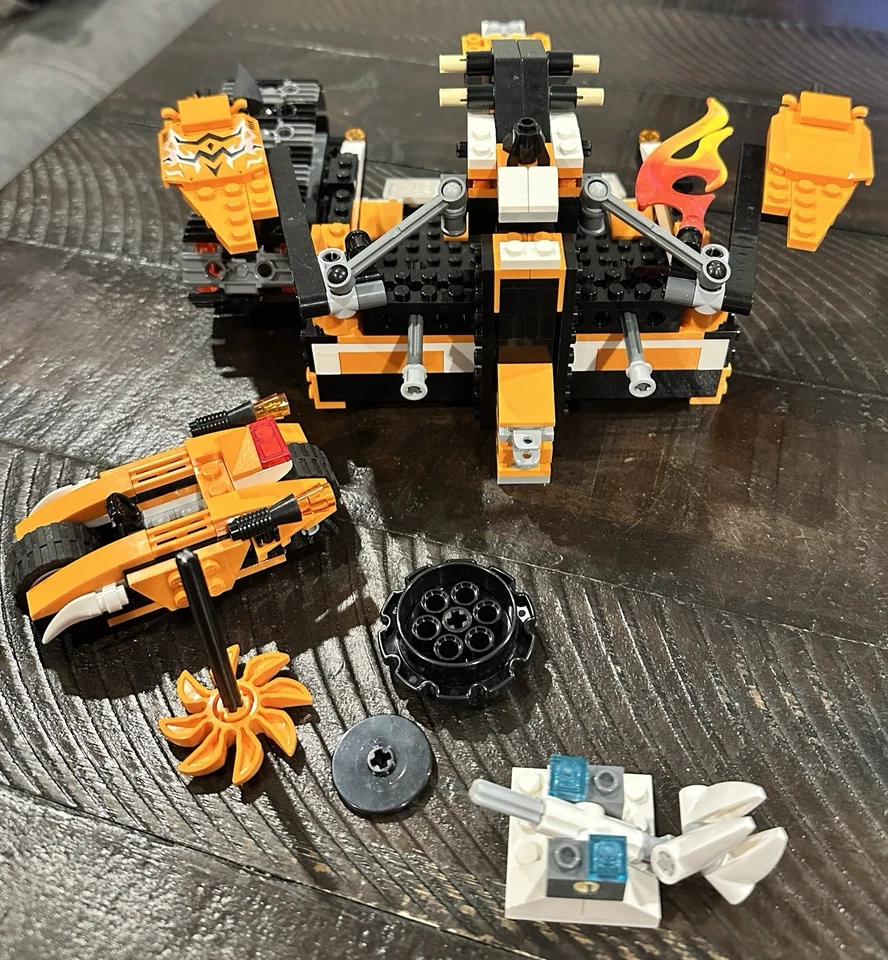 LEGO LEGENDS OF CHIMA: Tiger's Mobile Command (70224) Partial Build - See Descri - Image 2 of 4