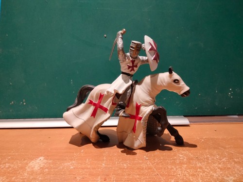 Chevalier croisé avec son bouclier et son épée