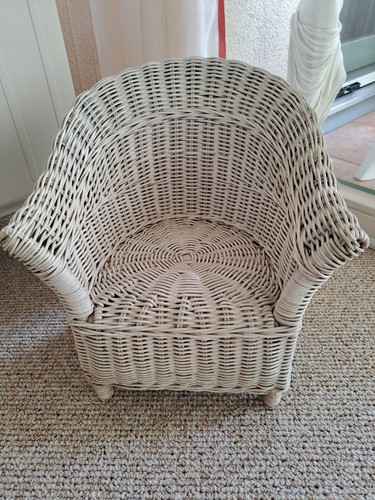 Weiß lackierter Puppen-Korbstuhl ohne Puppe, 30 cm hoch - Bild 3 von 3