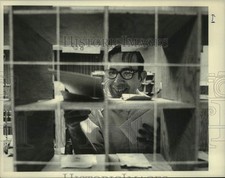 1984 Press Photo Bob Meyers sorts mail in New York - tua35687