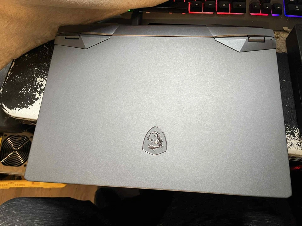 MSI GE66 Raider i7-10875H 64GB RAM 1TB SSD RTX 2080 Super Max-Q Win 11 Foto 3 de 4