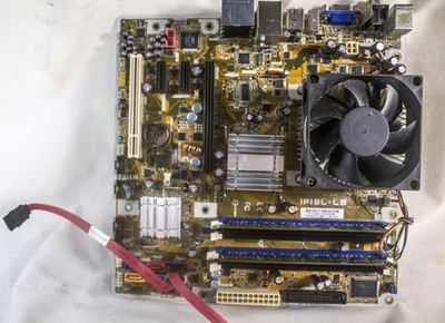 HP Motherboard 492774-001 with CPU and Two 2GB mem cards for parts