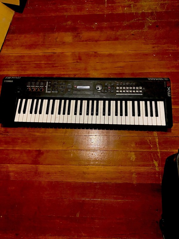 Yamaha MX61 61-Key Synth Action Keyboard Black Pitch Bend/Mod Wheel w/Adapter