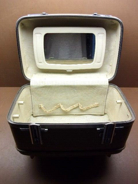 AMERICAN TOURISTER Tan Ladies Make-Up Train Case w/Adjustable