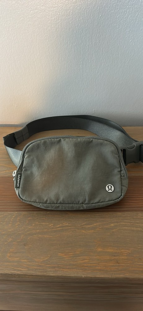 Lululemon Everywhere Belt Bag in Army Green - Water-Repellent & Lightweight