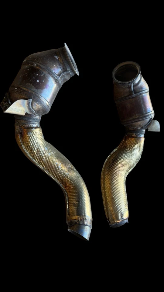 Tubos descendentes con protector térmico AMG GT/GTS de fabricante de equipos originales Mercedes-Benz AMG GTS modelo Foto 3 de 4