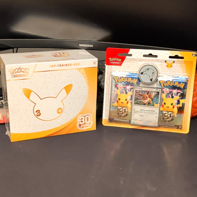 Pokémon TCG Celebrations Top-Trainer-Box + 3-Pack Blister Eevee Karte DE