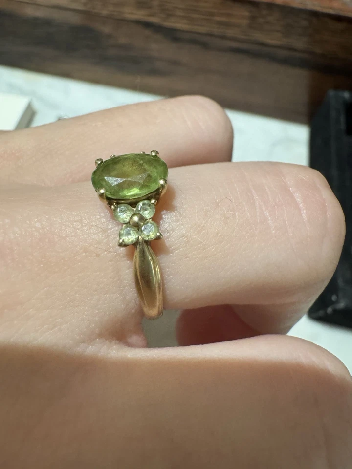STUNNING Yellow Gold 10k Peridot Ring Size 7 - Image 2 of 4