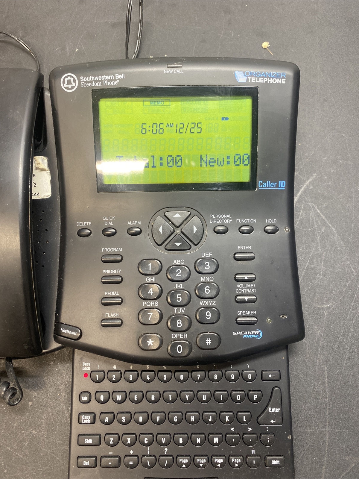 Téléphone filaire compact à identifier l'appelant avec niveaux sonores