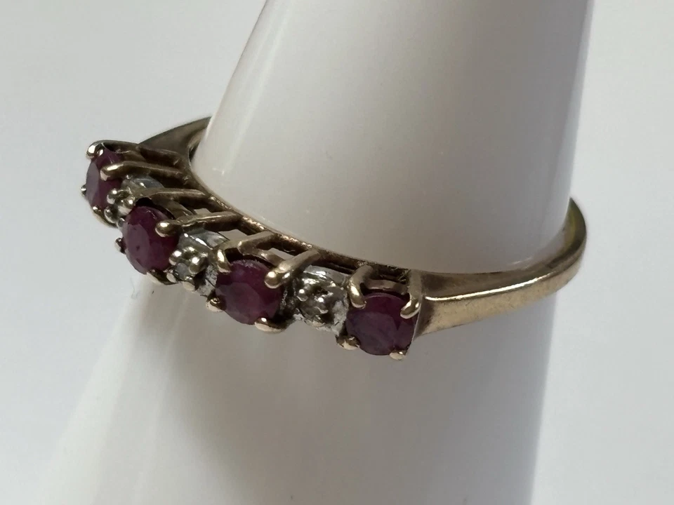 Vintage 10k Yellow Gold Diamond & Ruby Band Ring in a Size 6 - Image 2 of 4