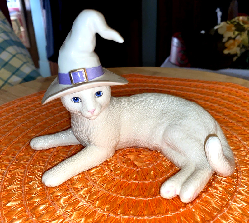 Lenox Feline FamiIys First Halloween Ivory Cat Figurine 2003 1 Cat Only