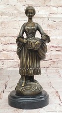 Statua in bronzo firmata Milo di dama vittoriana con cesto vintage casa