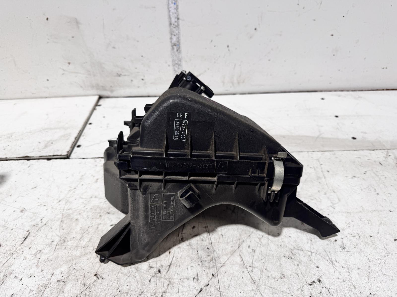 Lexus CT200H Air Cleaner Box with Air Flow Meter ZWA10 12/2010-10/2012 - thumbnail 4