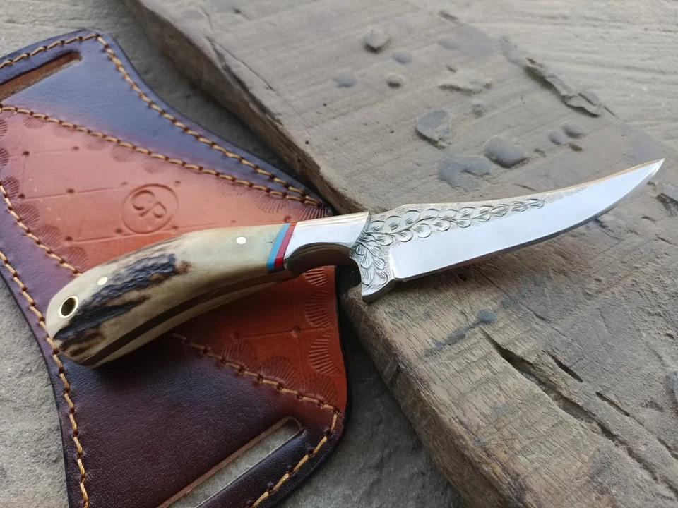 РУЧНОЙ КОВКИ ПОЛЬЗОВАТЕЛЬСКИЙ ОХОТЫ РУЧНОЙ ГРАВИРОВКИ СКИННЕР НОЖ С РУКОЯТКОЙ ОЛЕНЯ И НОЖНАМИ - Изображение 2 из 4