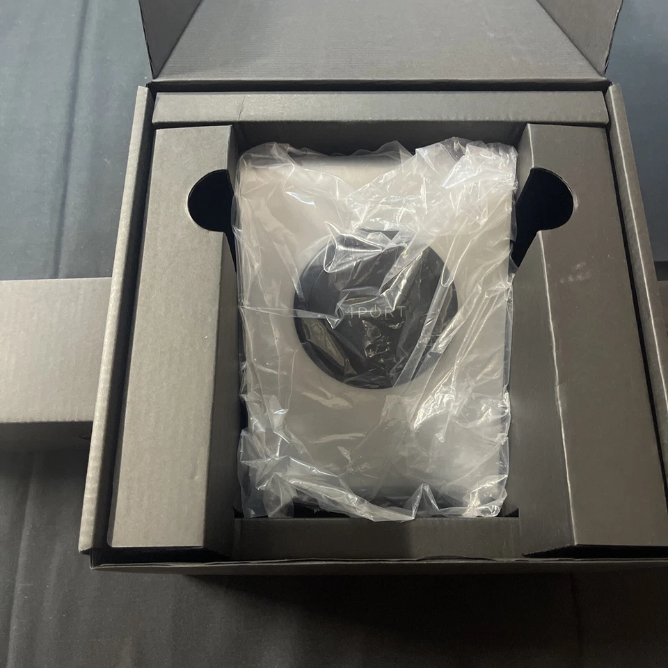 iPort - LaunchPort iPad Wireless Charging System Base Station+AC Adapter Silver - Image 2 of 4