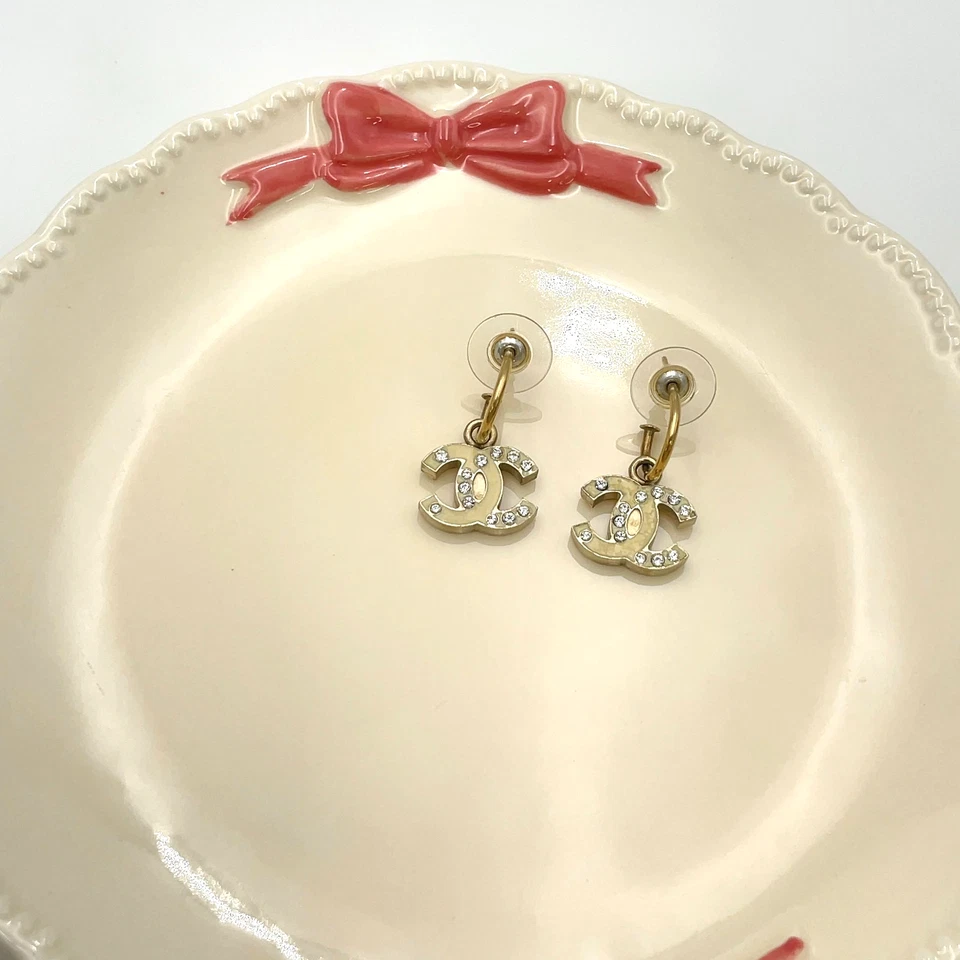 Auténticos Pendientes Chanel Coco Swing Estrás 07A Grabados con Caja BA120010 - Imagen 3 de 4