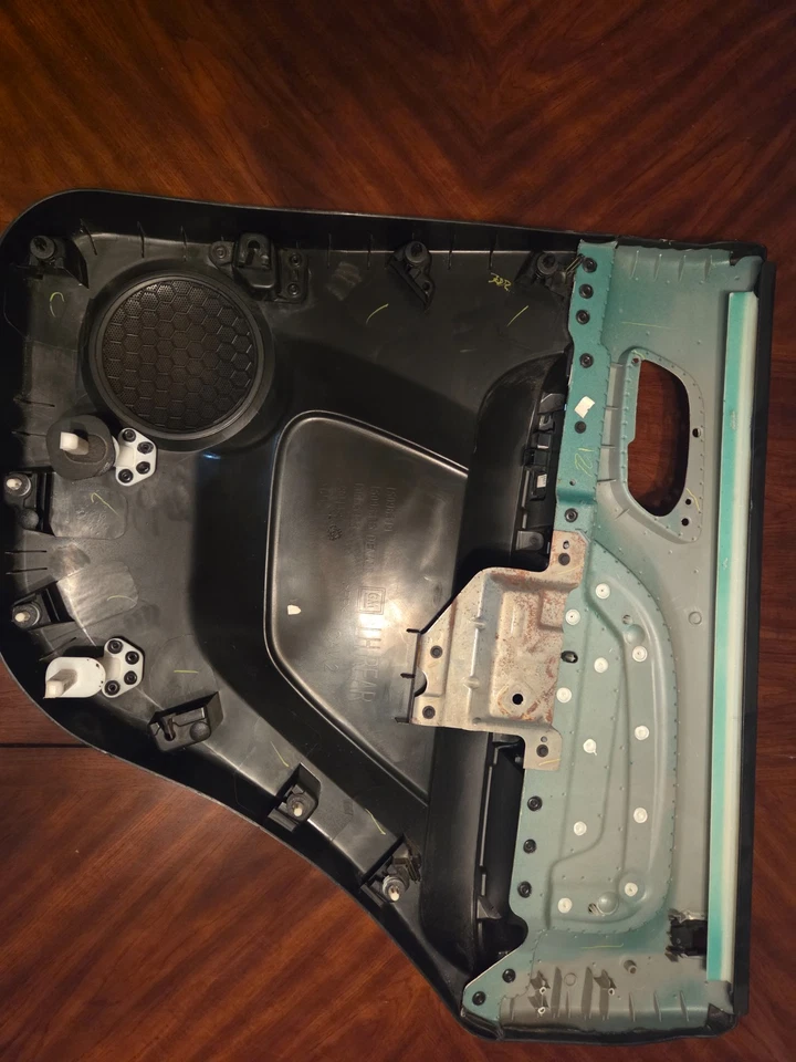 Painel interno esquerdo da porta traseira; preto: 2007-2013 Chevy Tahoe / GMC Yukon - Imagem 3 de 3