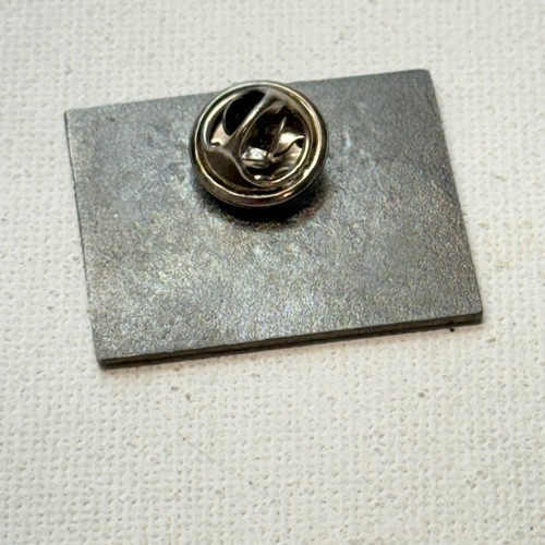 Shields Tavern 1745 Souvenir Lapel Pin Restaurant Colonial Williamsburg VA - Picture 2 of 3