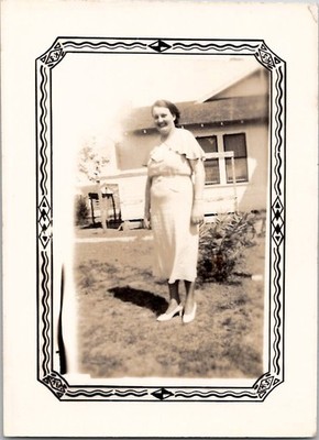 BBW Chubby Fat American Housewife Snapshot Americana 1940s Vintage Photo