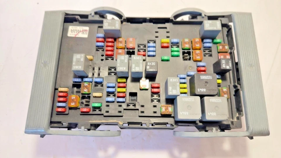 Conjunto de módulo de relé de caja de fusibles de motor Chevy Silverado 1500 2010-2013 OEM Foto 4 de 4